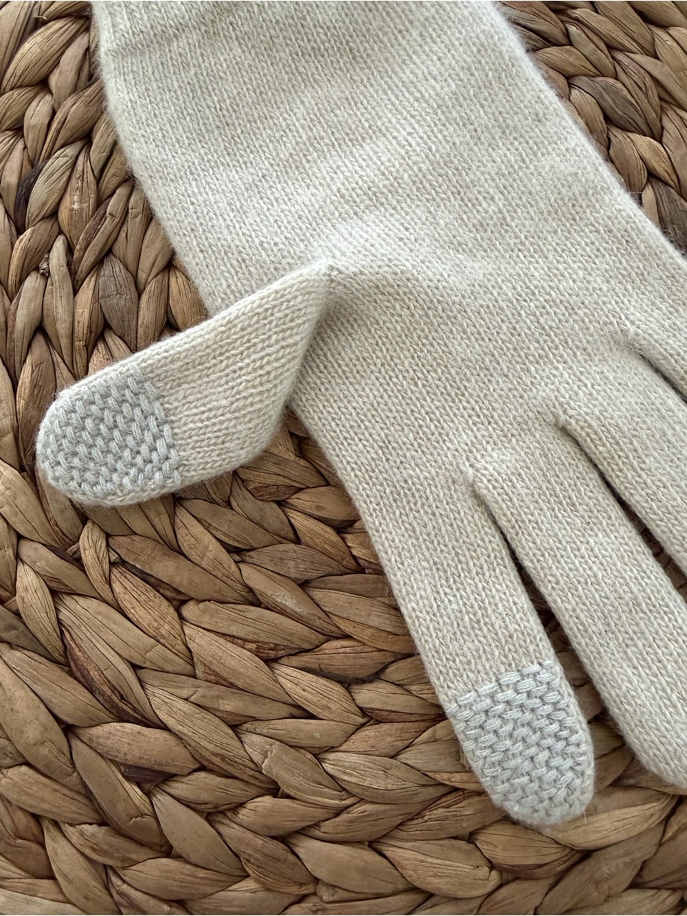 Babaton Aritzia Cashmere Tech Gloves Beige One Size - Picture 4 of 6